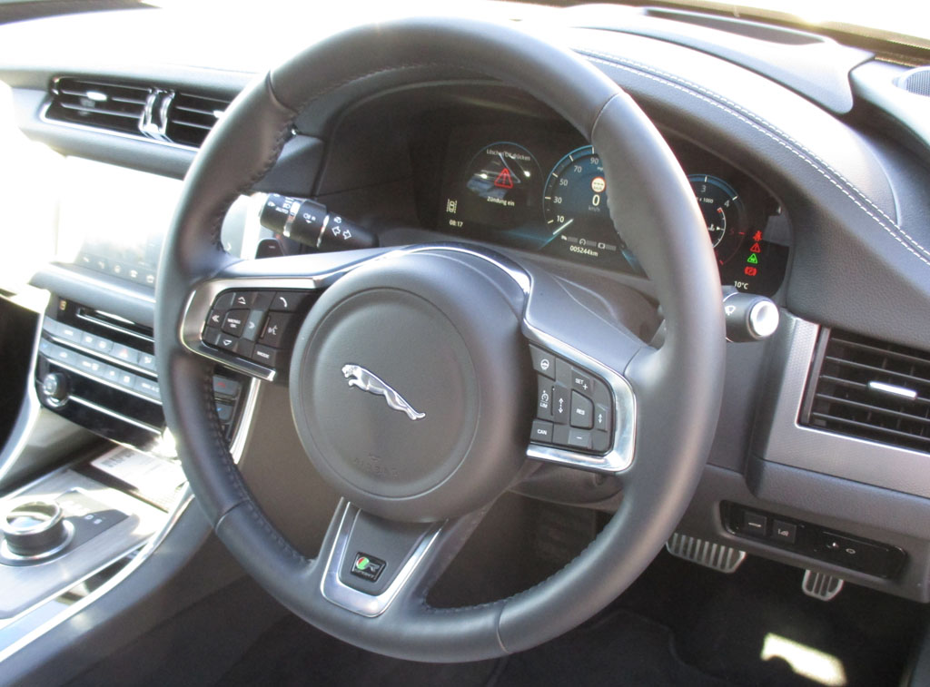 Jaguar XF: Blick ins Cockpit, hier bei einem Rechtslenker.