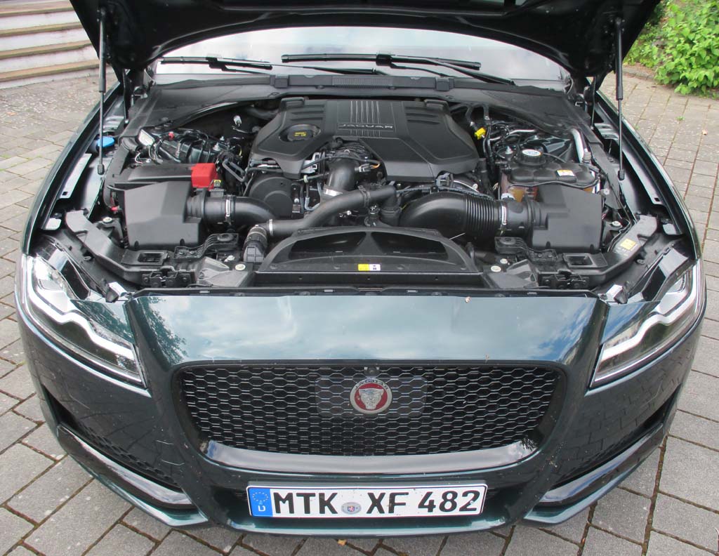 Jaguar XF: Blick unter die Haube auf den 3,0-Liter-Selbstzünder.