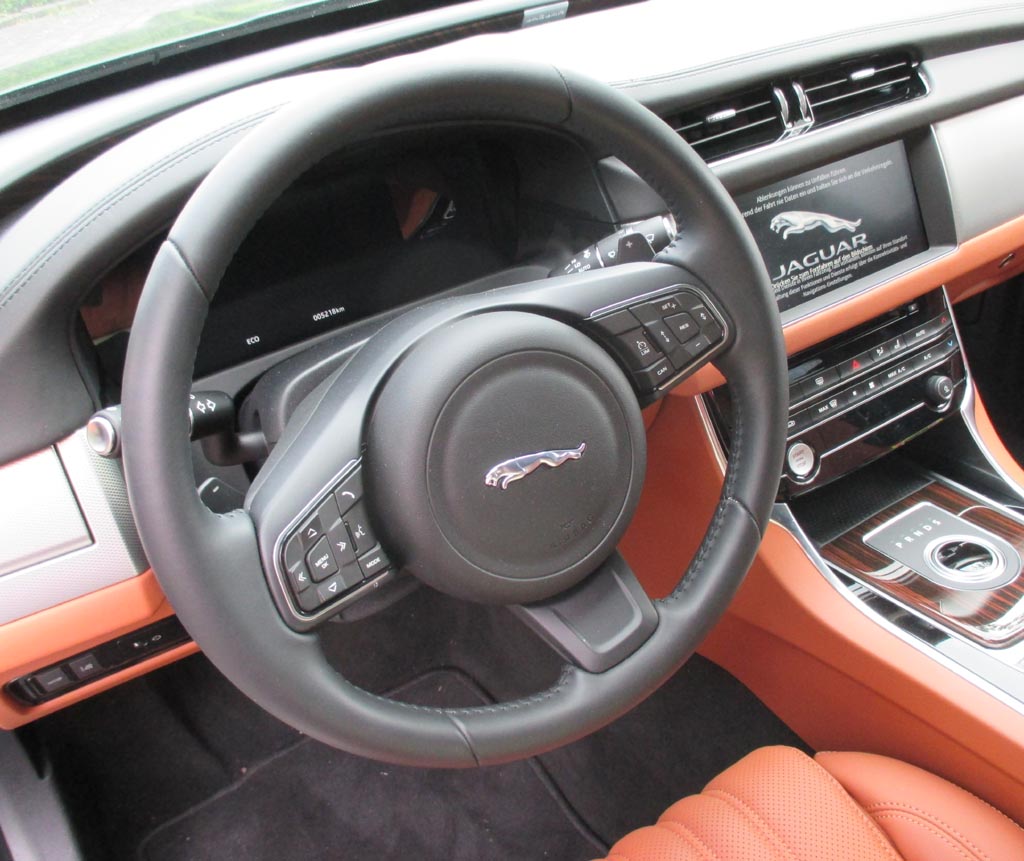 Jaguar XF: Blick ins recht übersichtliche Cockpit.