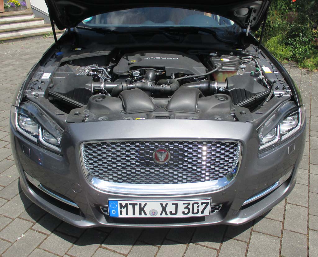 Jaguar XJ: Blick unter die Haube auf den 3,0-Liter-Sechszylinder.