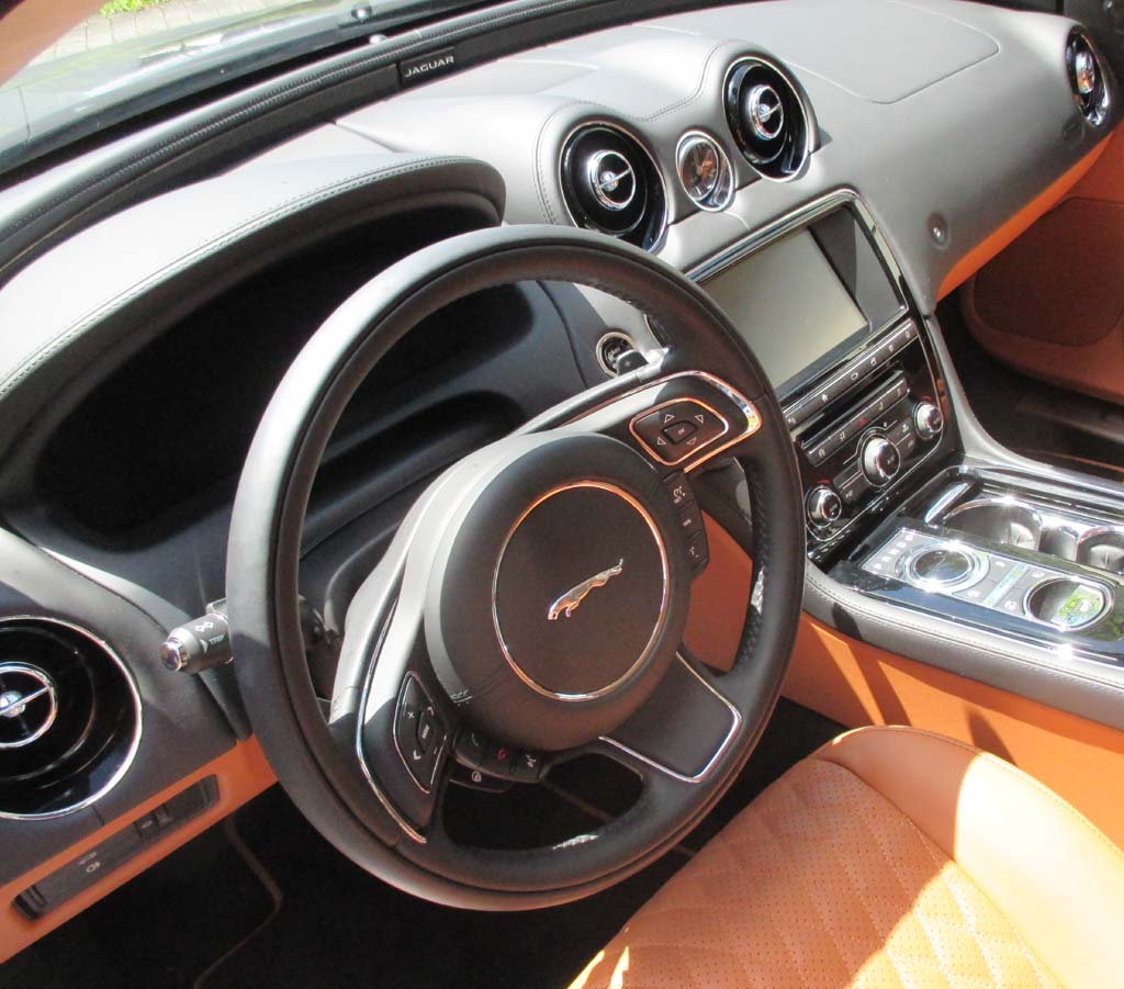 Jaguar XJ: Im Cockpit geht es überaus nobel zu.