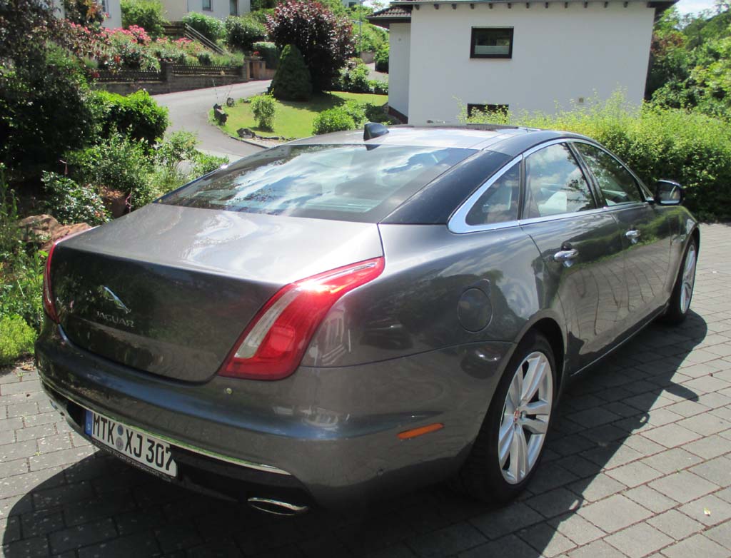 Jaguar XJ: Heck-/Seitenansicht.