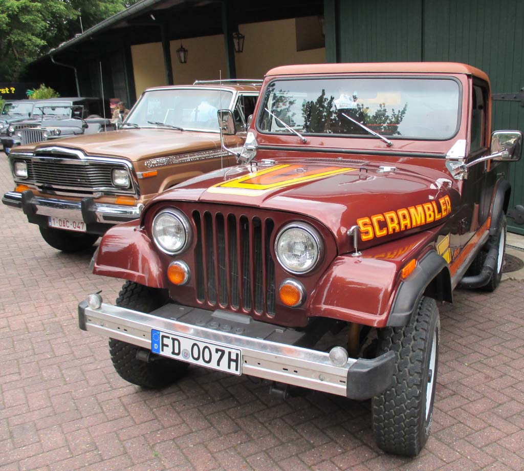75 Jahre Jeep: Scrambler (vorn) und Wagoneer gehören ebenfalls in die Ahnengalerie.