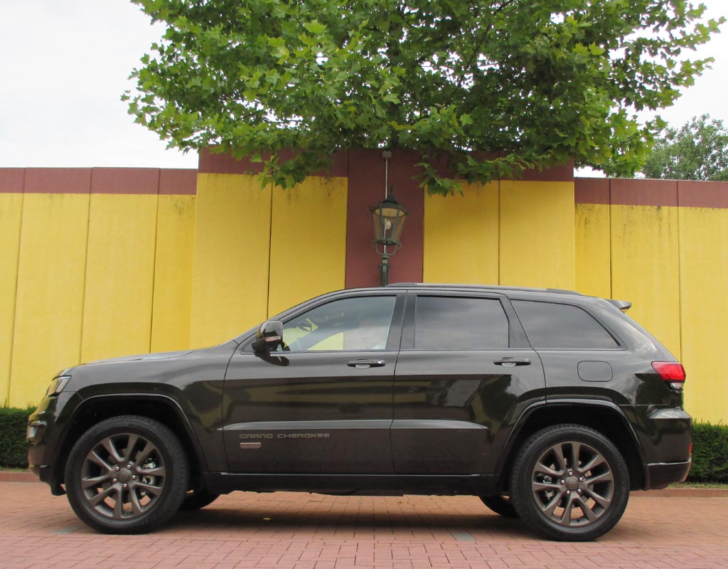 75 Jahre Jeep: Dieser Grand Cherokee fährt als Jubiläumssondermodell mit speziellem Grün vor.