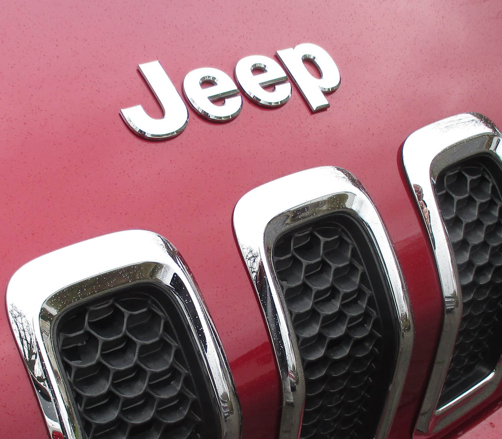 Jeep Cherokee: Blick auf die Frontpartie mit dem typischen Kühlergrill.