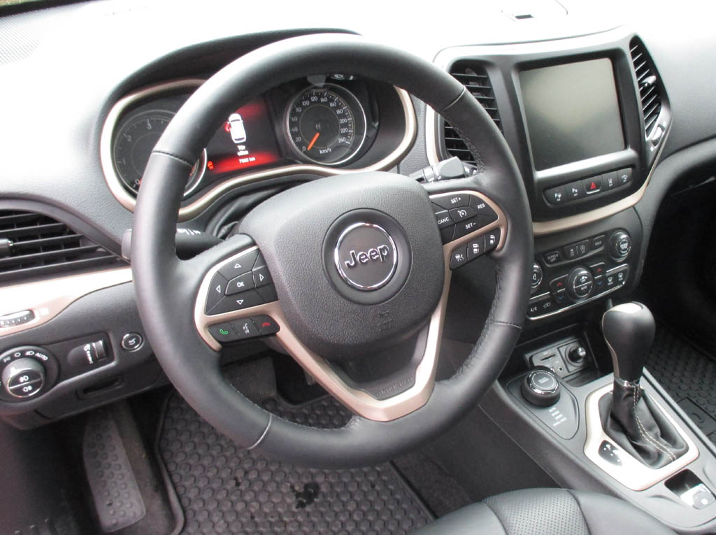 Jeep Cherokee: Blick ins recht übersichtliche Cockpit.