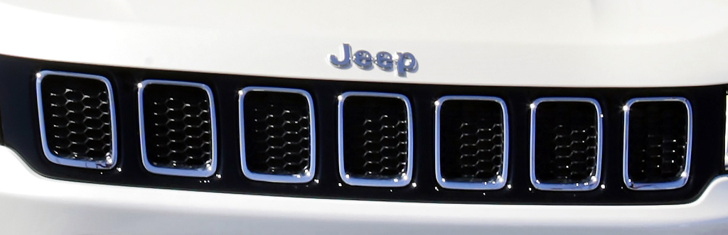 Jeep Compass: Der Markenschriftzug sitzt vorn über dem typischen Kühlergrill.