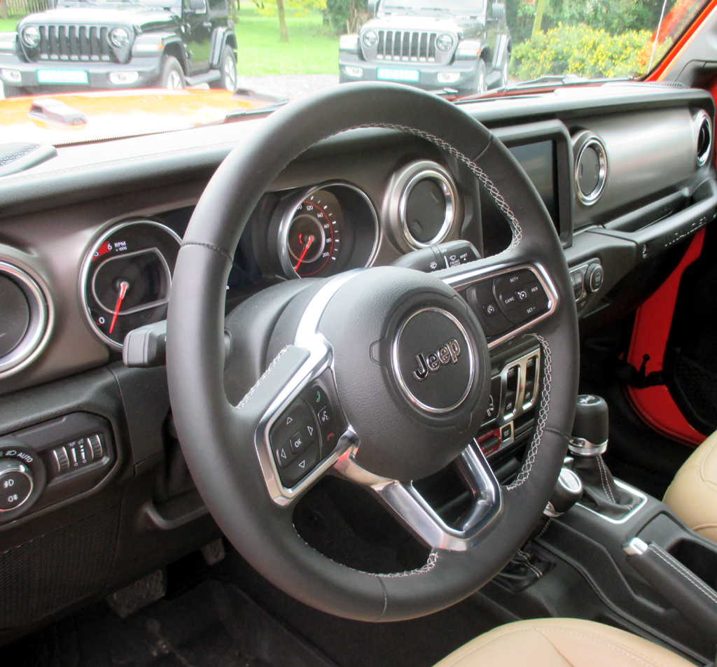Jeep Wrangler: Im Cockpit sollte man sich Zeit für die Eingewöhnung nehmen.
