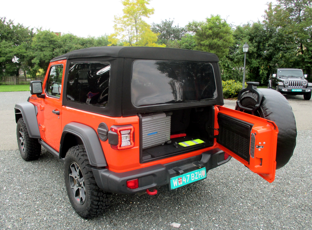 Jeep Wrangler: Heck-/Seitenansicht mit geöffneter Kofferraum-Klappe.