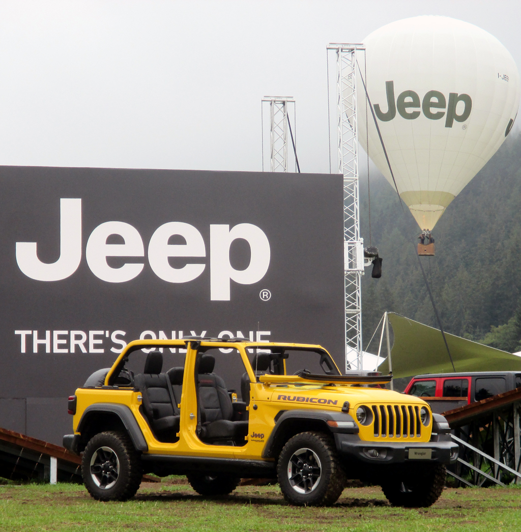 Jeep Wrangler: Ohne Türen, Dachelemente und mit vorgeklappter Frontscheibe geht es auch.