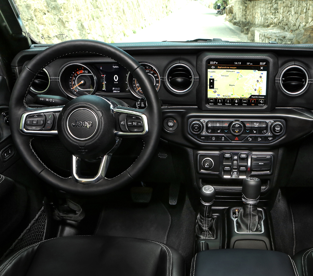 So sieht das Cockpit des Sahara-Wrangler aus.