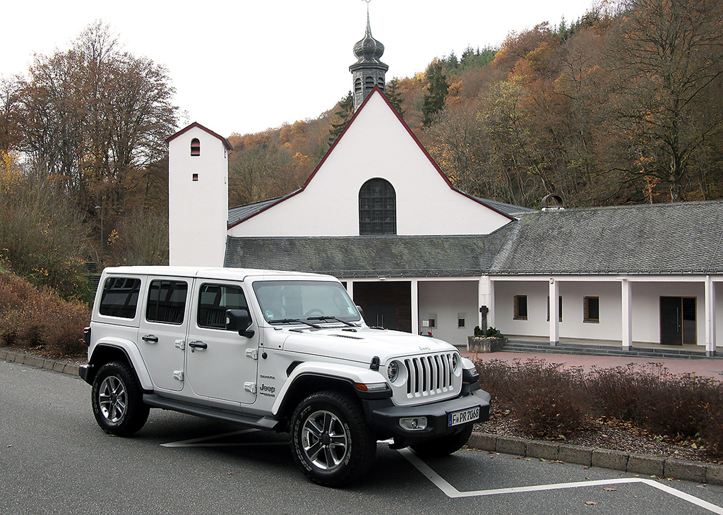 Farblich passt der Jeep zur Kirche bei Bad Neuenahr.