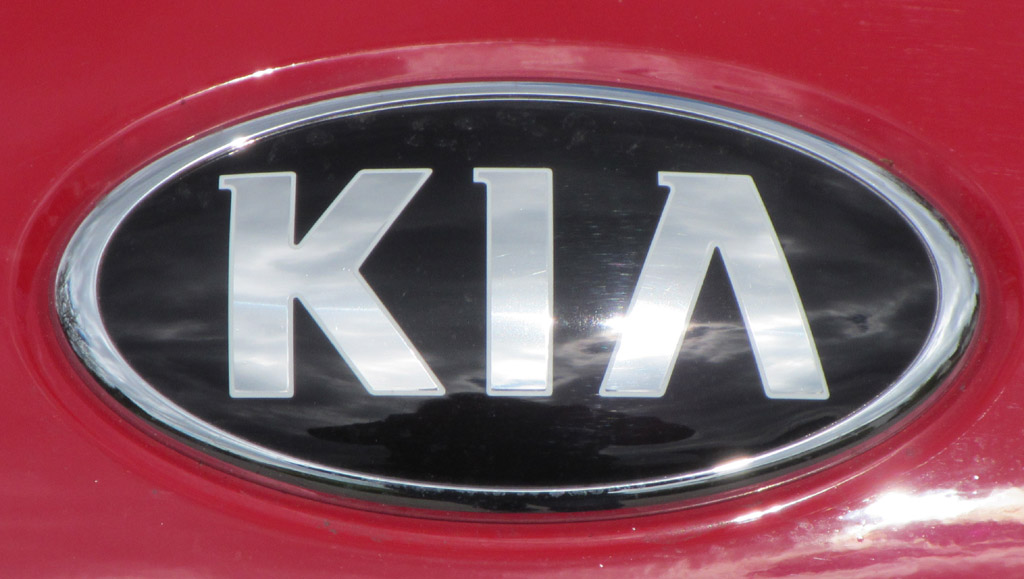 Kia Ceed: Das Markenlogo vorn sitzt über dem Kühlergrill.