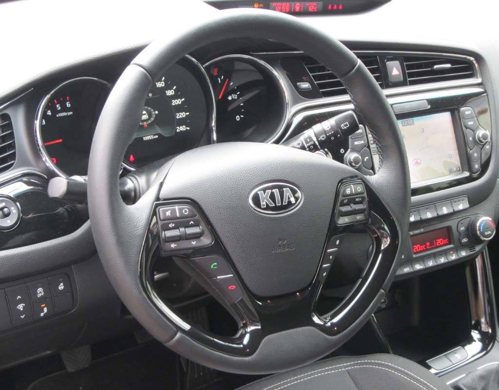 Kia Ceed: Blick ins recht übersichtlich gestaltete Cockpit.