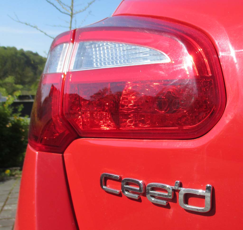 Kia Ceed: Moderne Leuchteinheit hinten mit Modellschriftzug.