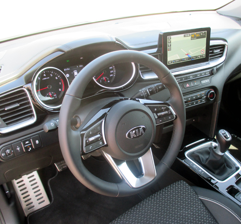 Kia Ceed: Im Cockpit geht es insgesamt noch recht übersichtlich zu.