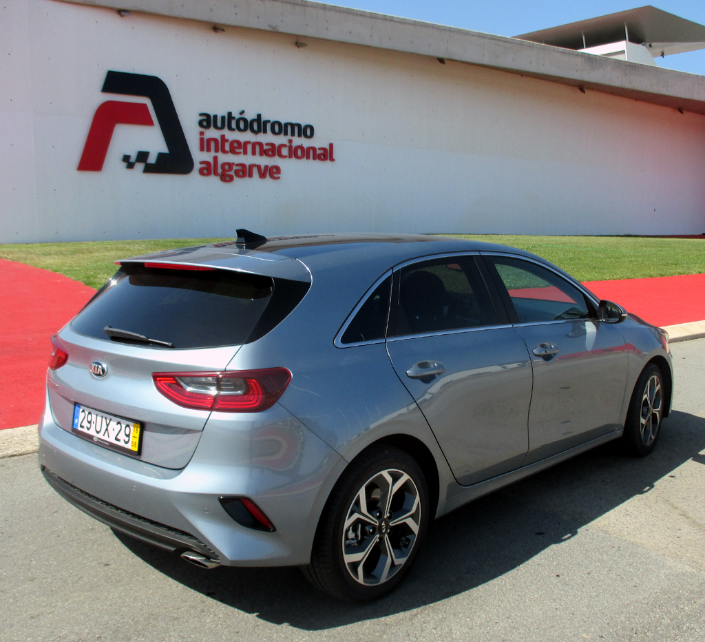 Kia Ceed: Heck-/Seitenansicht.