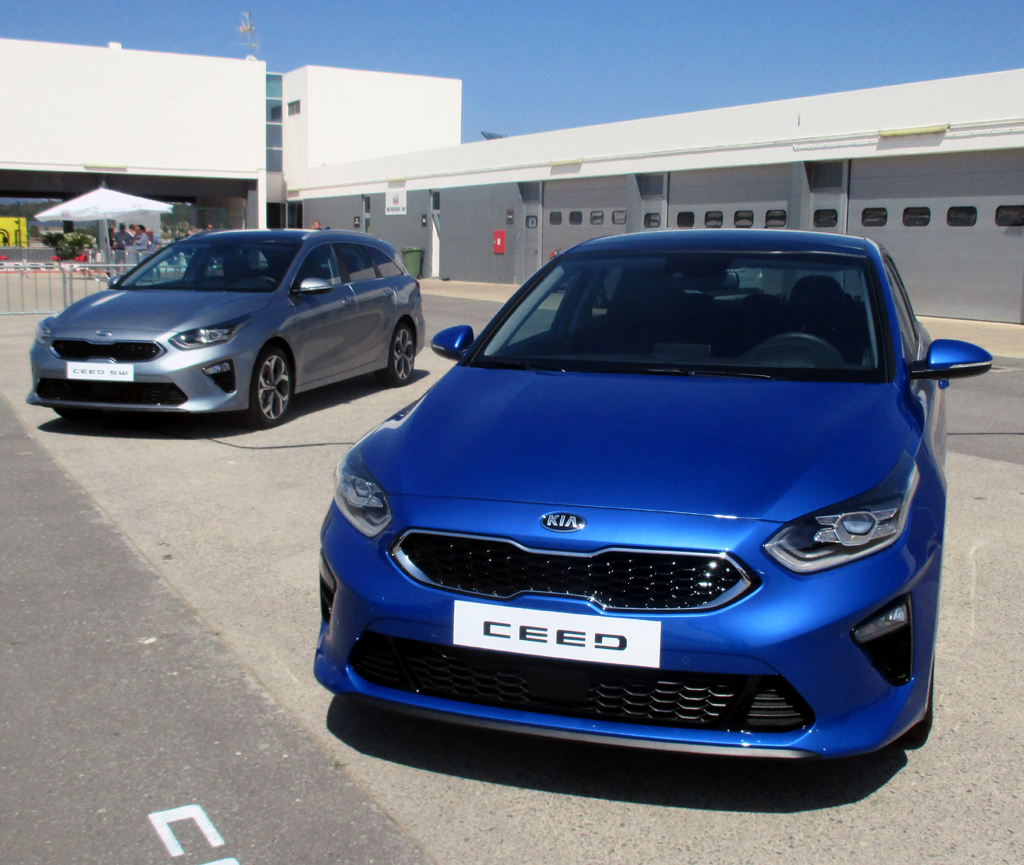 Kia Ceed, vorn die fünftürige Fließhecklimousine, hinten der noch folgende normale Kombi.