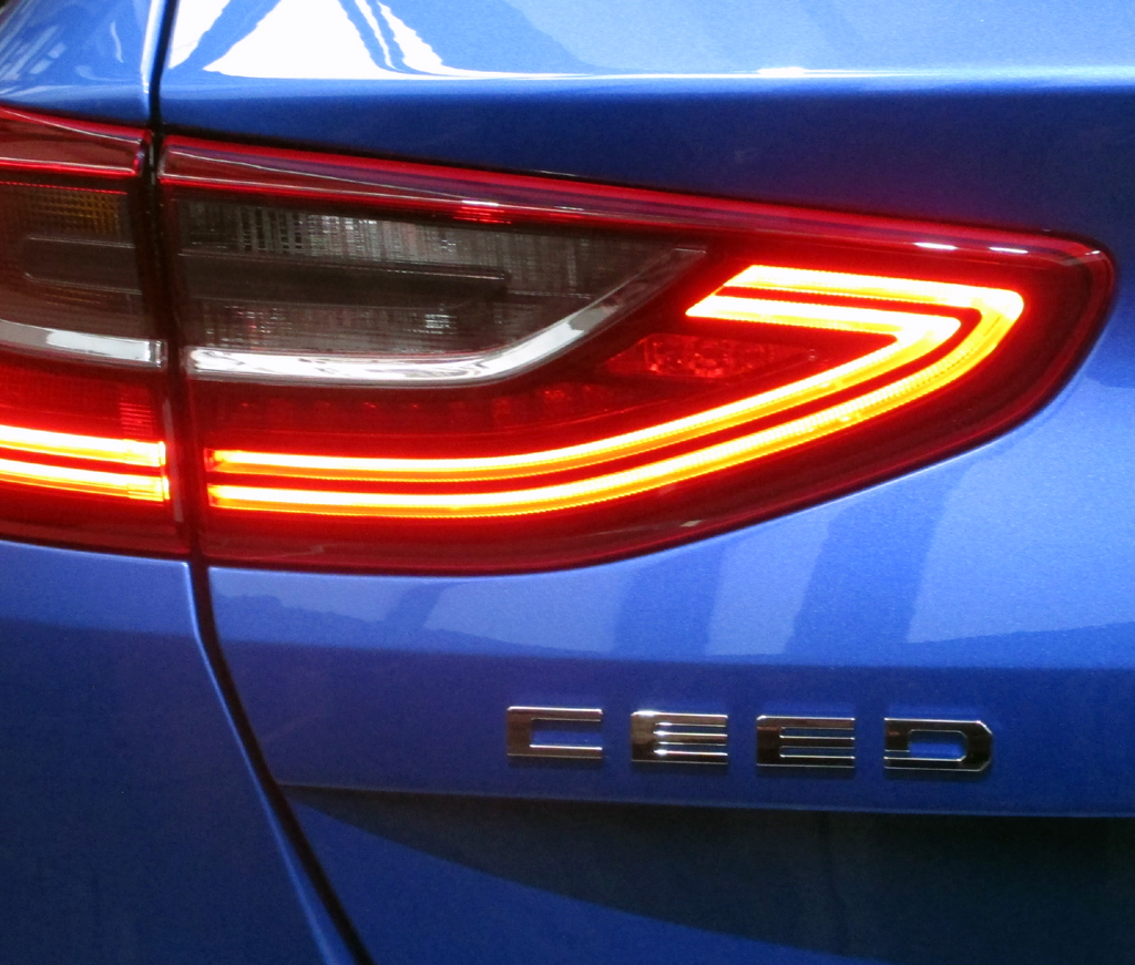 Kia Ceed: Moderne Leuchteinheit hinten mit Modellschriftzug.
