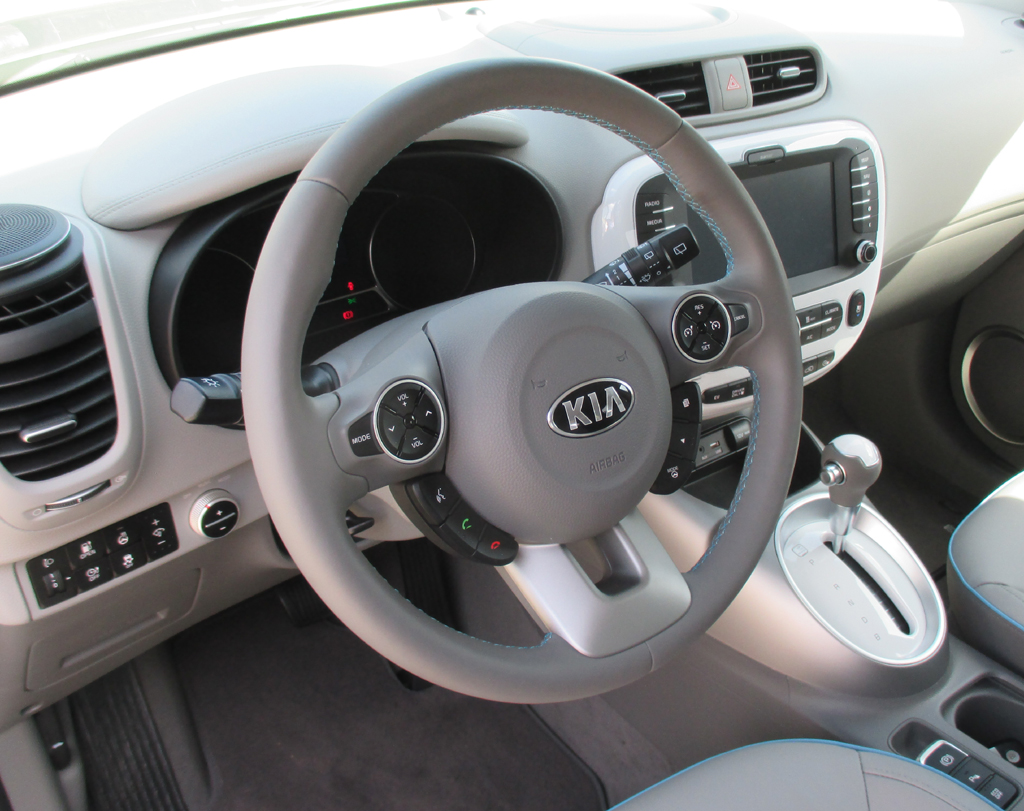 Kia Soul EV: Im Cockpit geht es schnörkellos-funktionell zu.