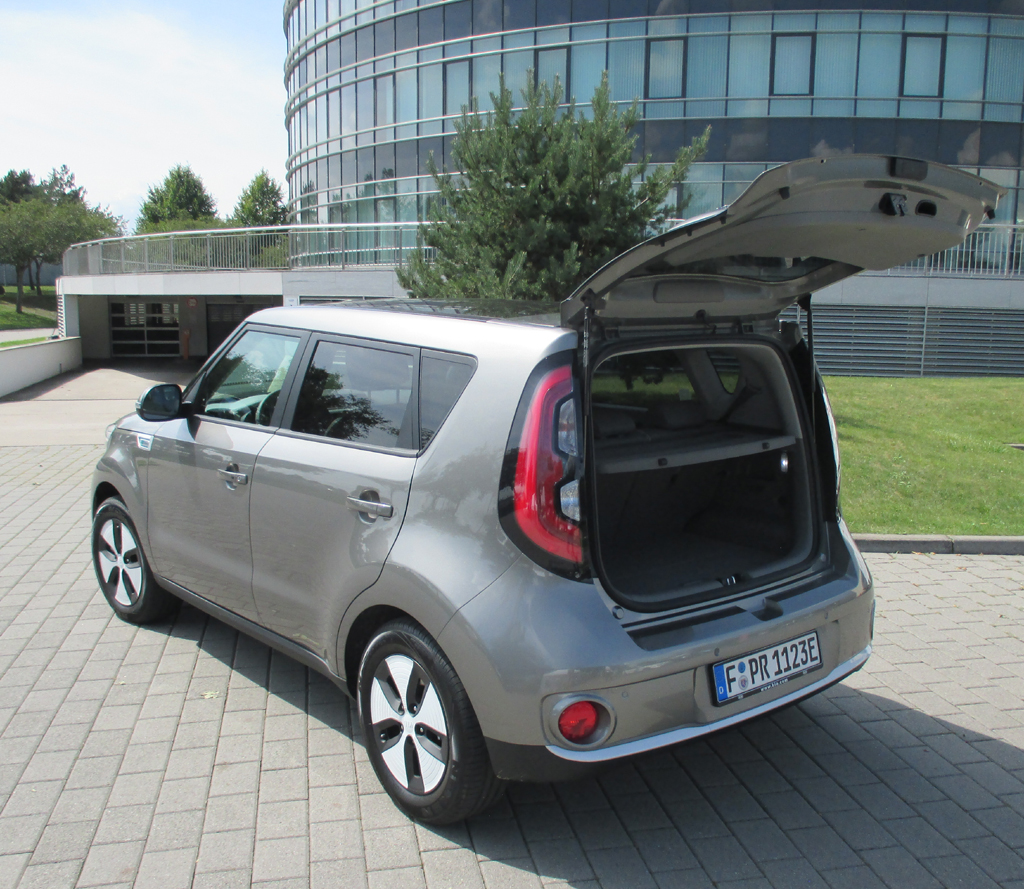 Kia Soul EV: Der Kofferraum fasst jeweils bis Fensterhöhe 281 bis 891 Liter.