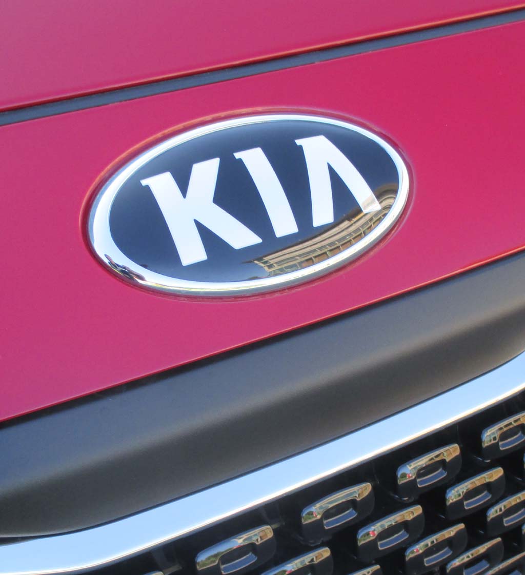 Kia Niro: Das Markenlogo sitzt vorn über dem Kühlergrill.