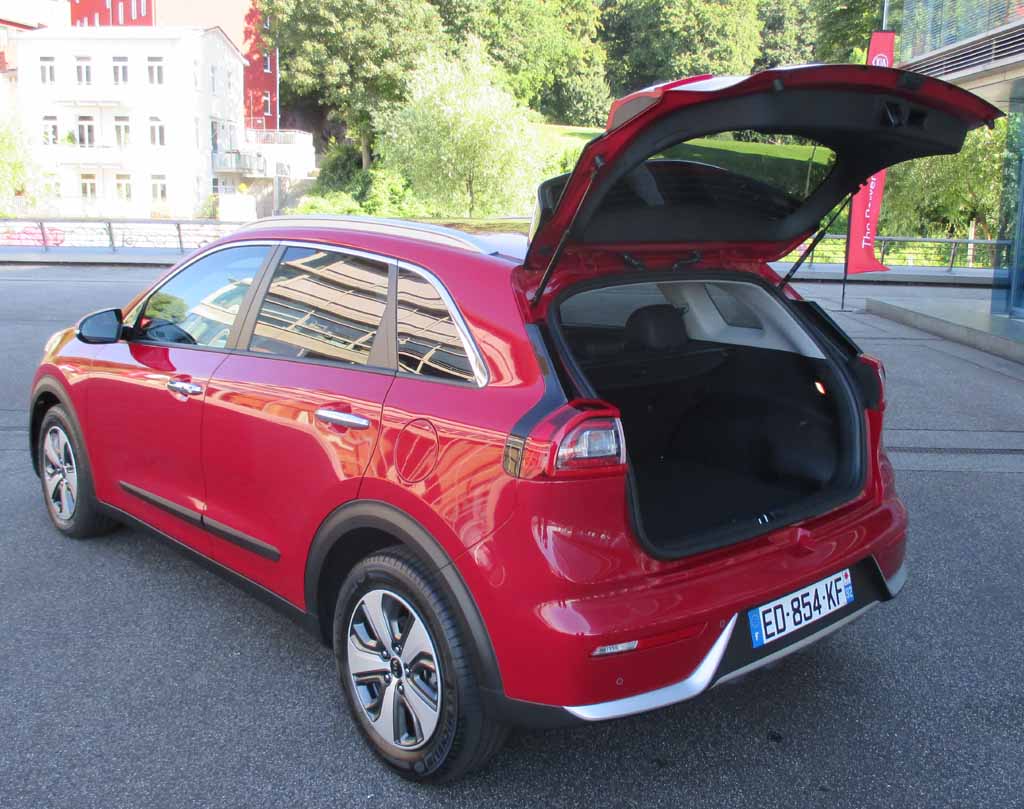 Kia Niro: Das Gepäckabteil fasst je nach Ausführung 427/373 bis 1425/1371 Liter.