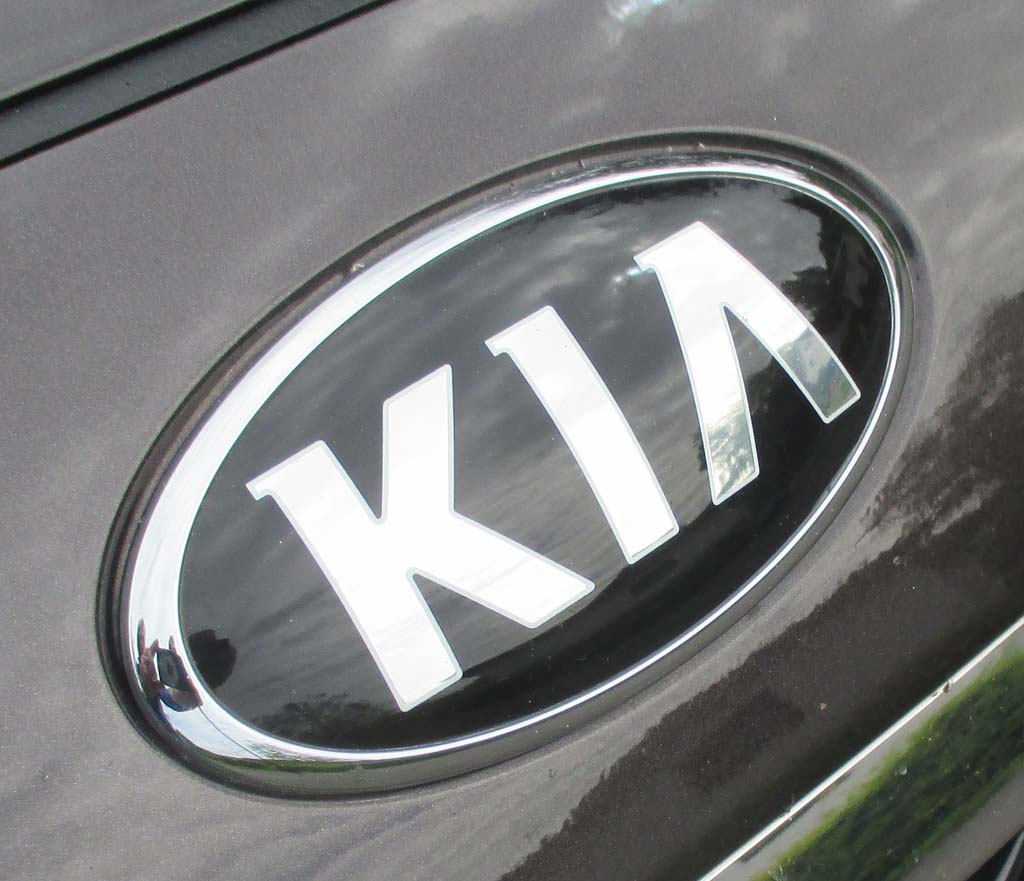 Kia Optima: Das Markenlogo sitzt vorn über dem Kühlergrill.