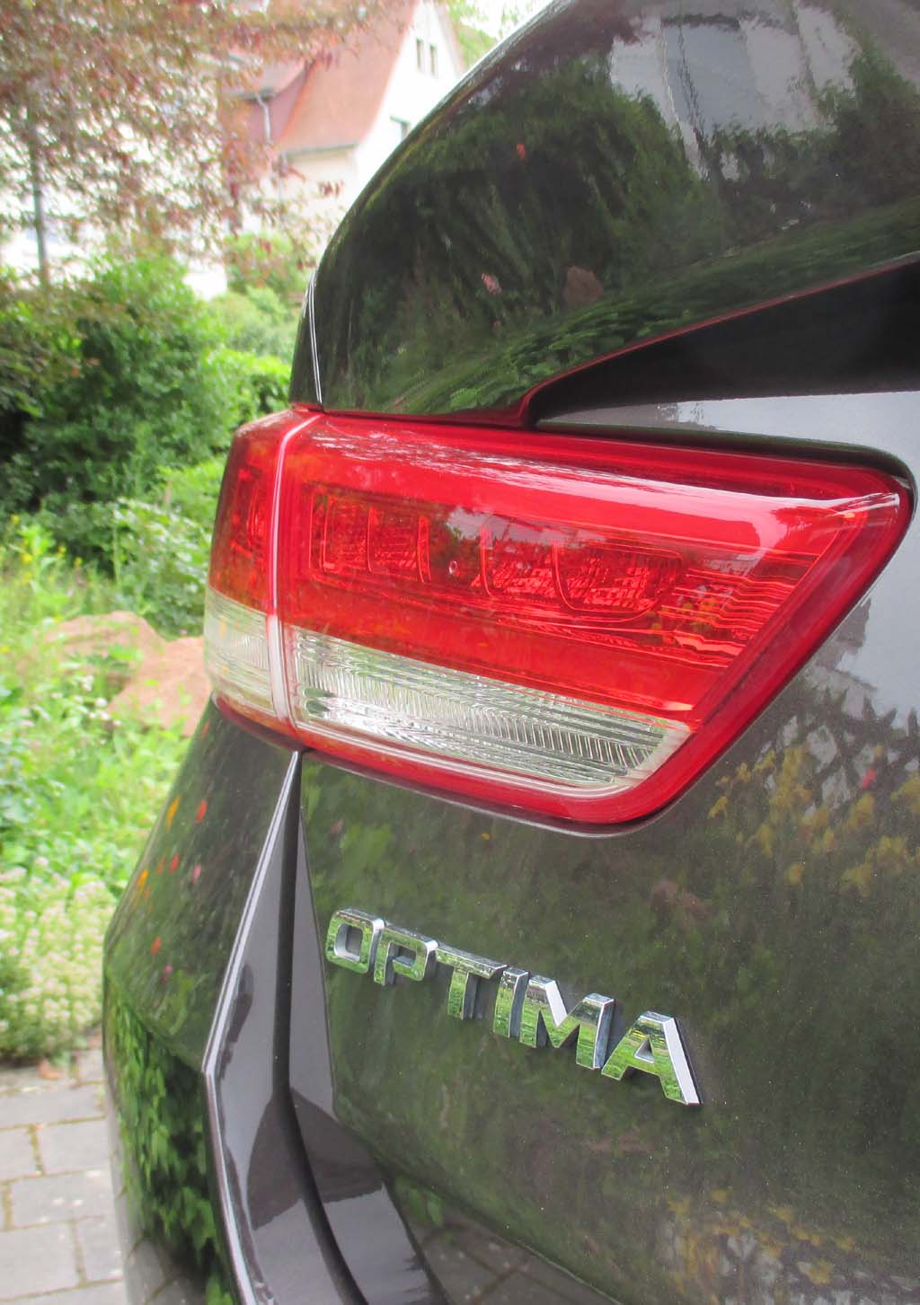 Kia Optima: Moderne Leuchteinheit hinten mit Modellschriftzug.