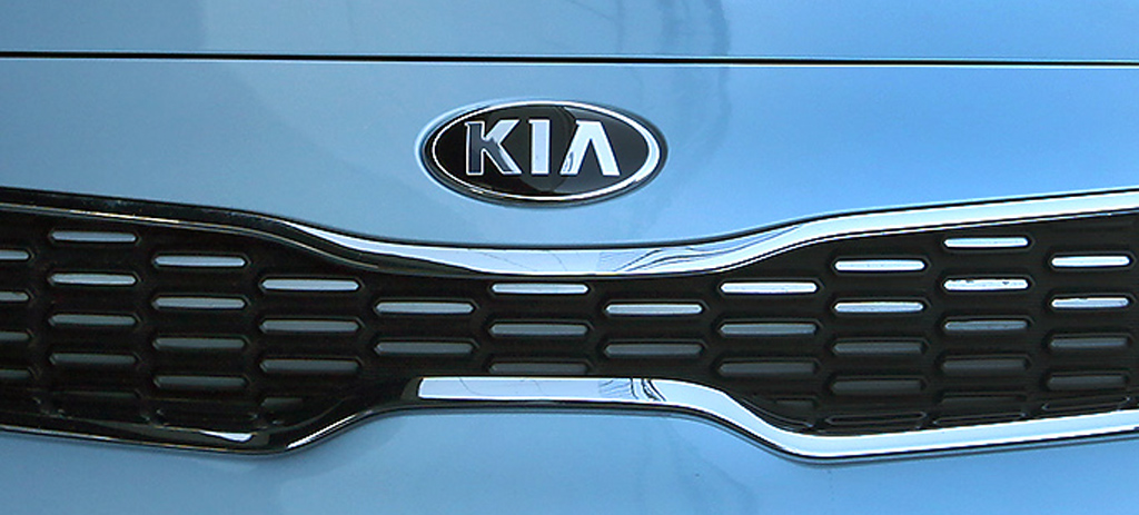 Kia Picanto X-Line: Das Markenlogo sitzt vorn über dem kleinen Kühlergrill-Streifen.