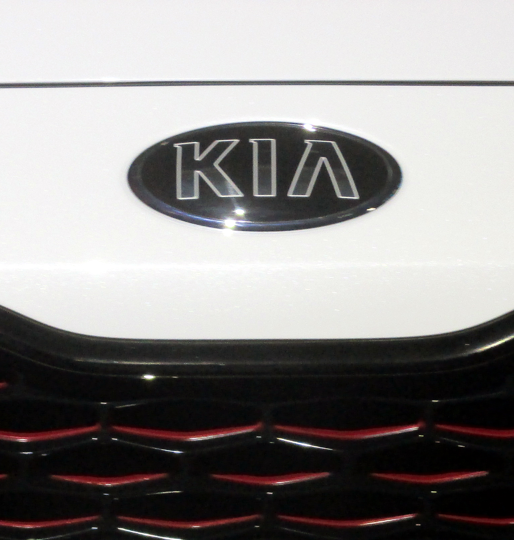 Blick auf die Frontpartie, das Markenlogo und den von Kia "Tigernase" genannten Kühlergrill