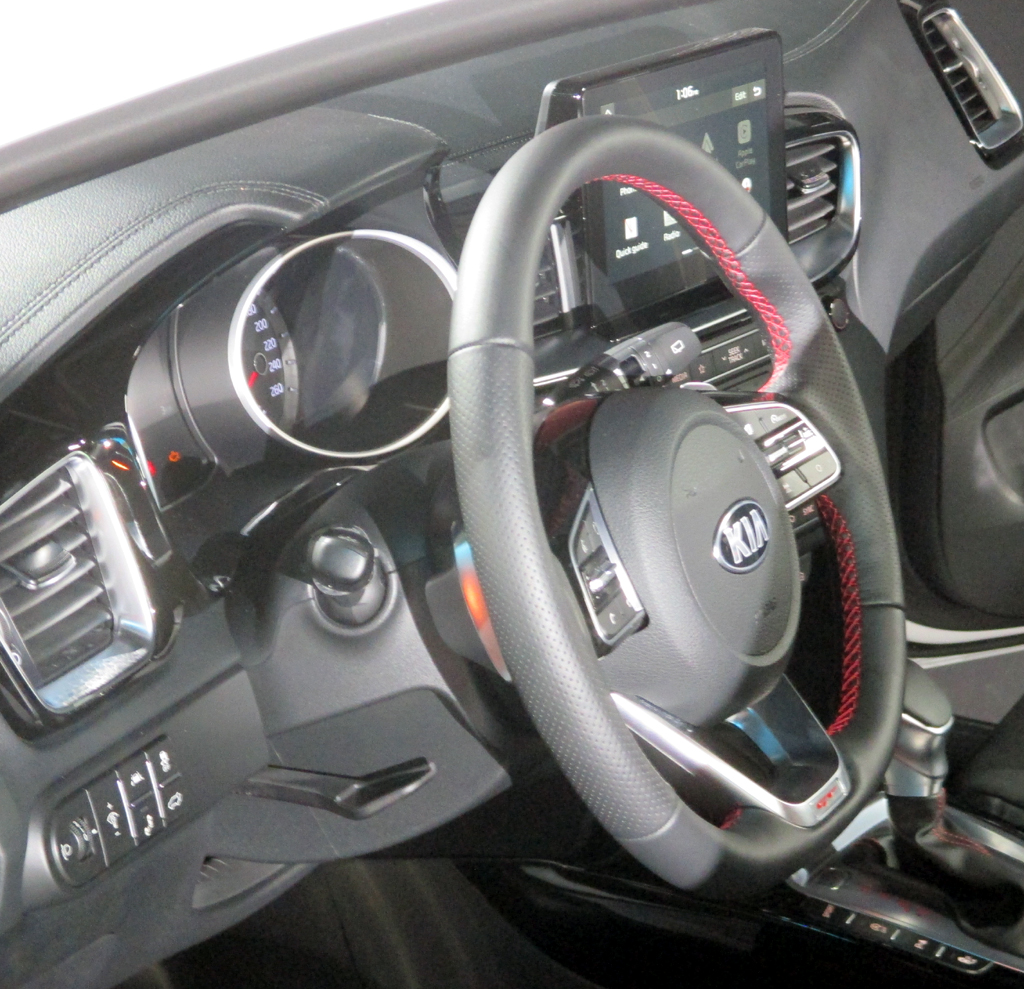  ...und ins ziemlich sportliche Cockpit.