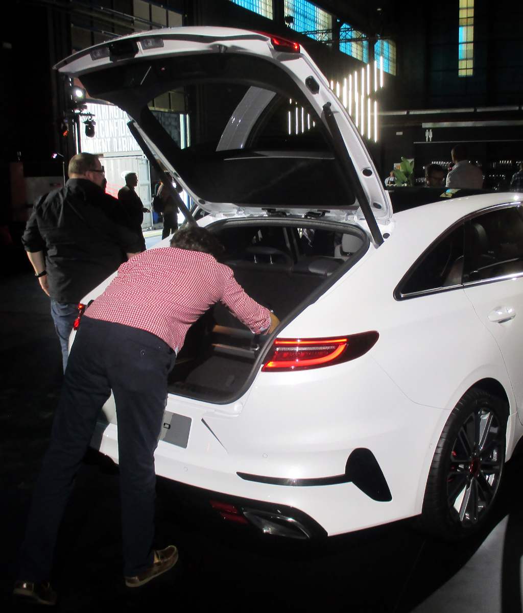 Das Gepäckabteil des Shooting Brake fasst erweiterbare 594 Liter.