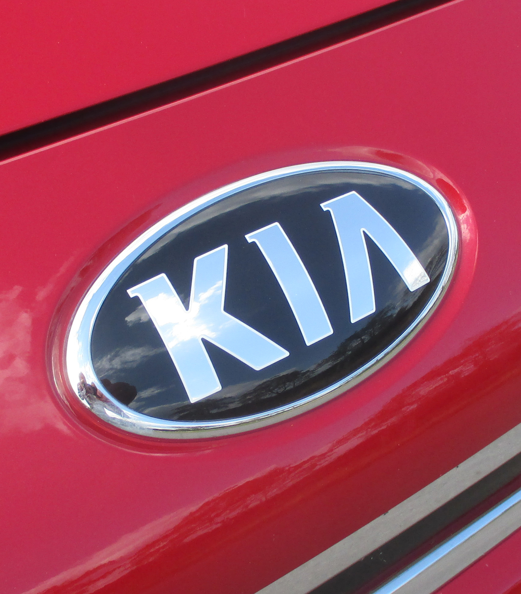 Kia Rio: Das Markenlogo sitzt vorn über dem Kühlergrill.