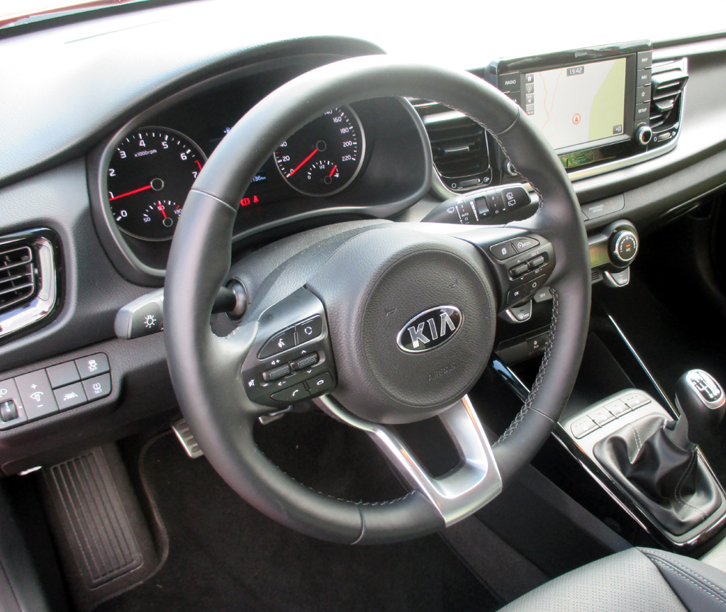 Kia Rio: Im Cockpit geht es ziemlich übersichtlich zu.