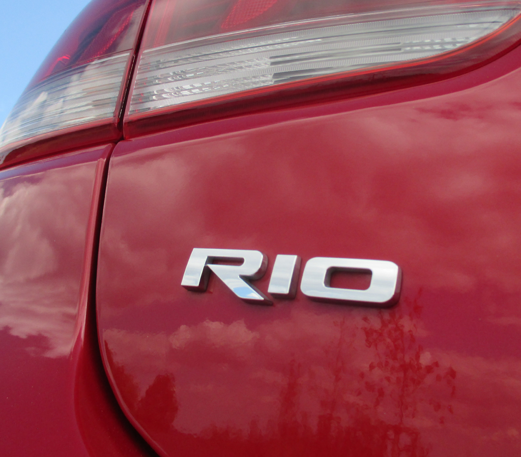 Kia Rio: Moderne Leuchteinheit hinten mit Modellschriftzug.