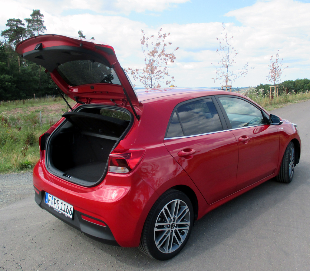 Kia Rio: Das Gepäckabteil fasst immerhin noch 325 bis 1103 Liter.