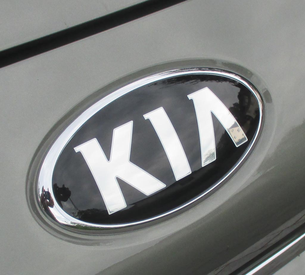 Kia Rio: Blick auf das Markenlogo vorn.