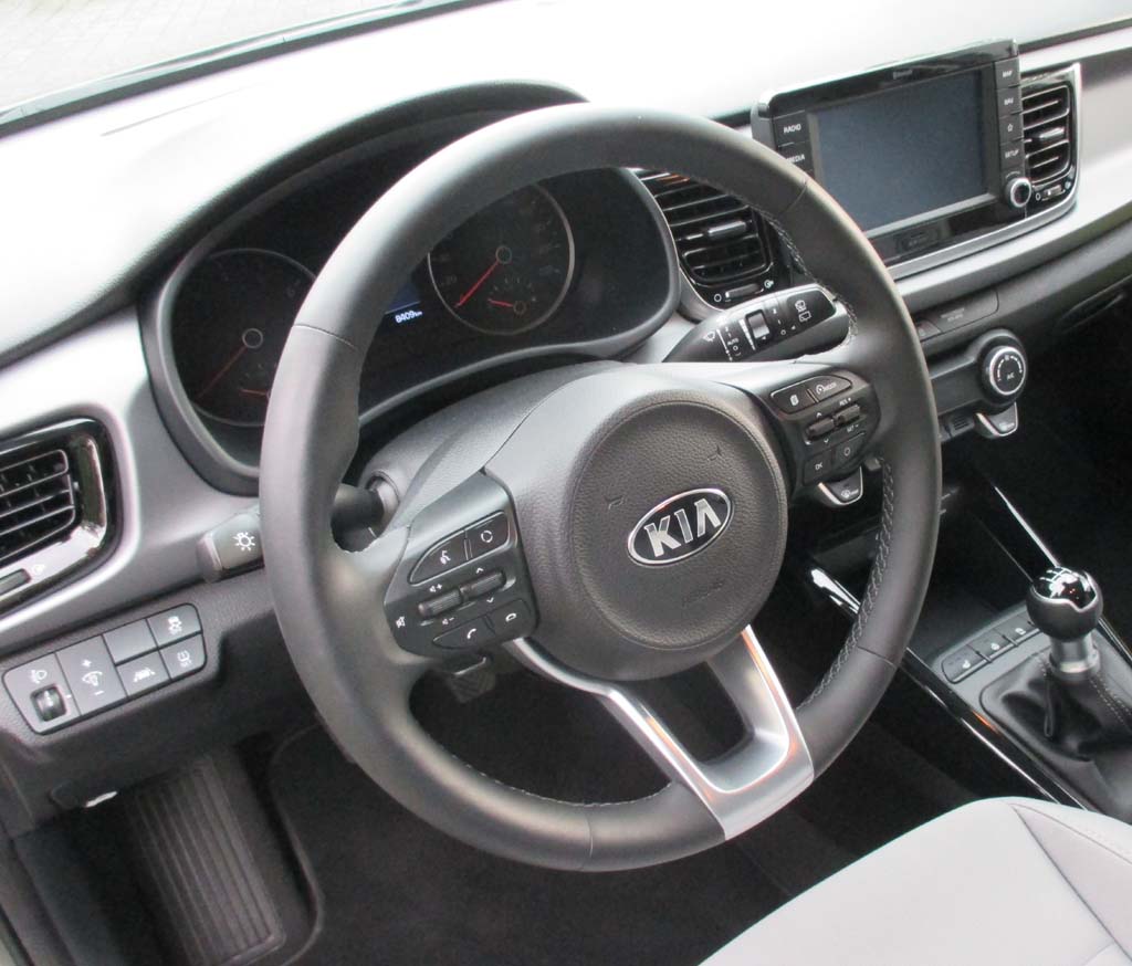 Kia Rio: Blick ins recht übersichtliche Cockpit.