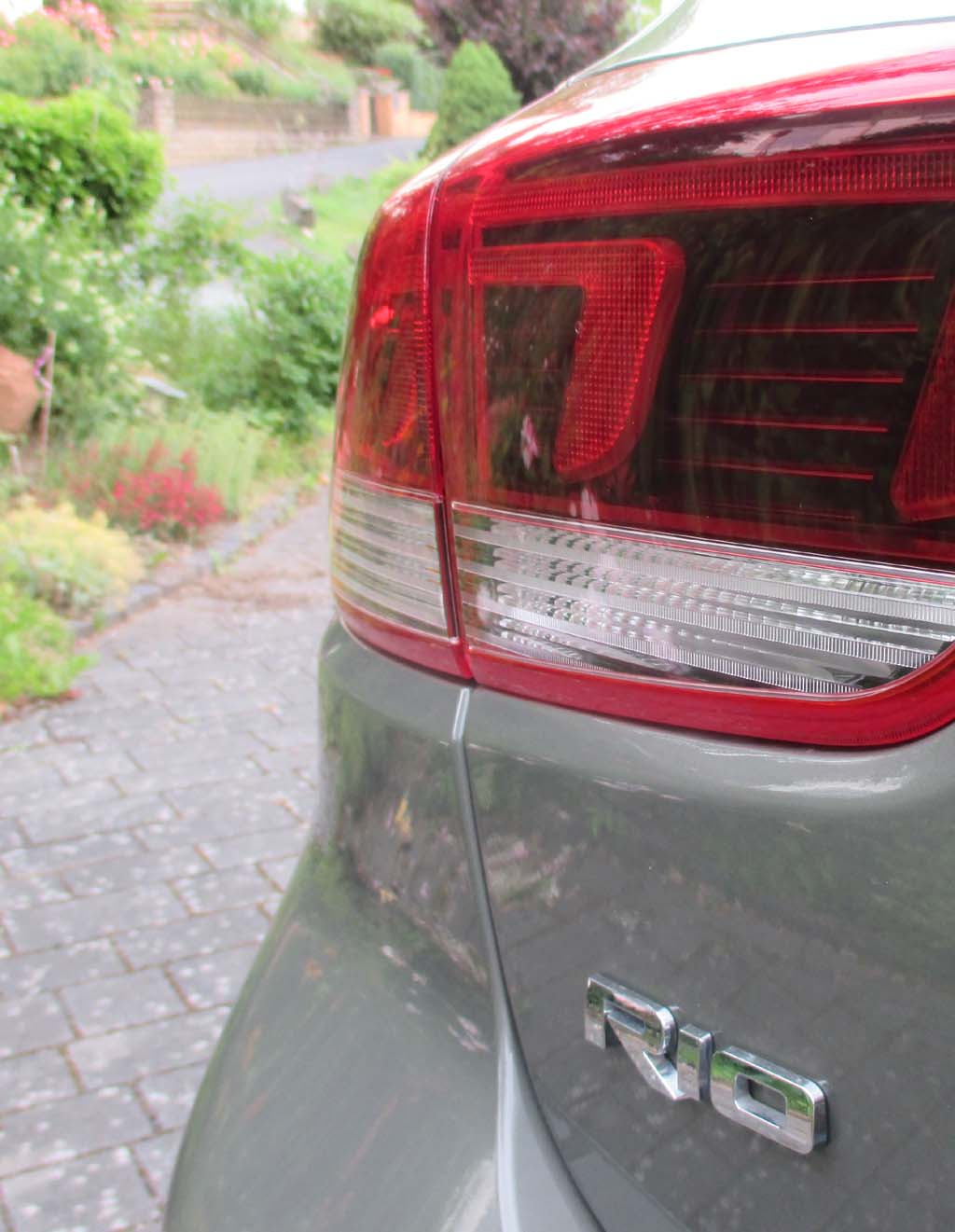 Kia Rio: Moderne Leuchteinheit hinten mit Modellschriftzug.