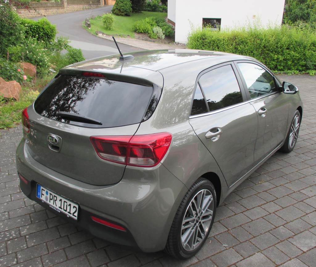 Kia Rio: Heck-/Seitenansicht.