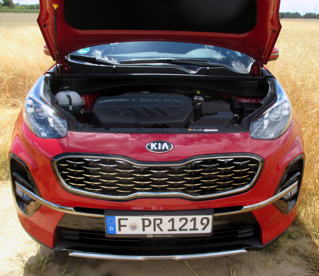 Kia Sportage: Blick unter die Haube auf den elektrisch unterstützten 2,0-Liter-Selbstzünder.