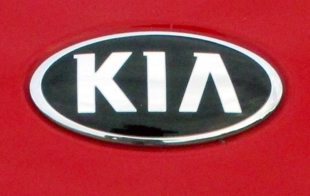 Kia Stonic: Das Markenlogo sitzt vorn in der Motorhaube.