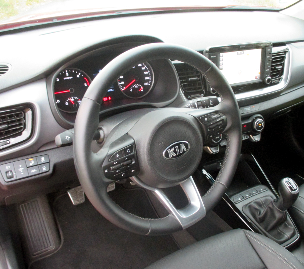 Kia Stonic: Im Cockpit geht es übersichtlich zu.