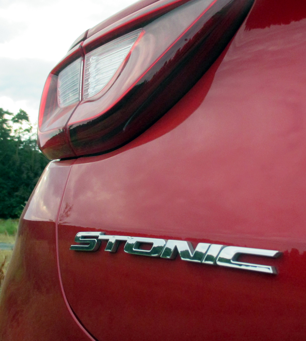 Kia Stonic: Moderne Leuchteinheit hinten mit Modellschriftzug.