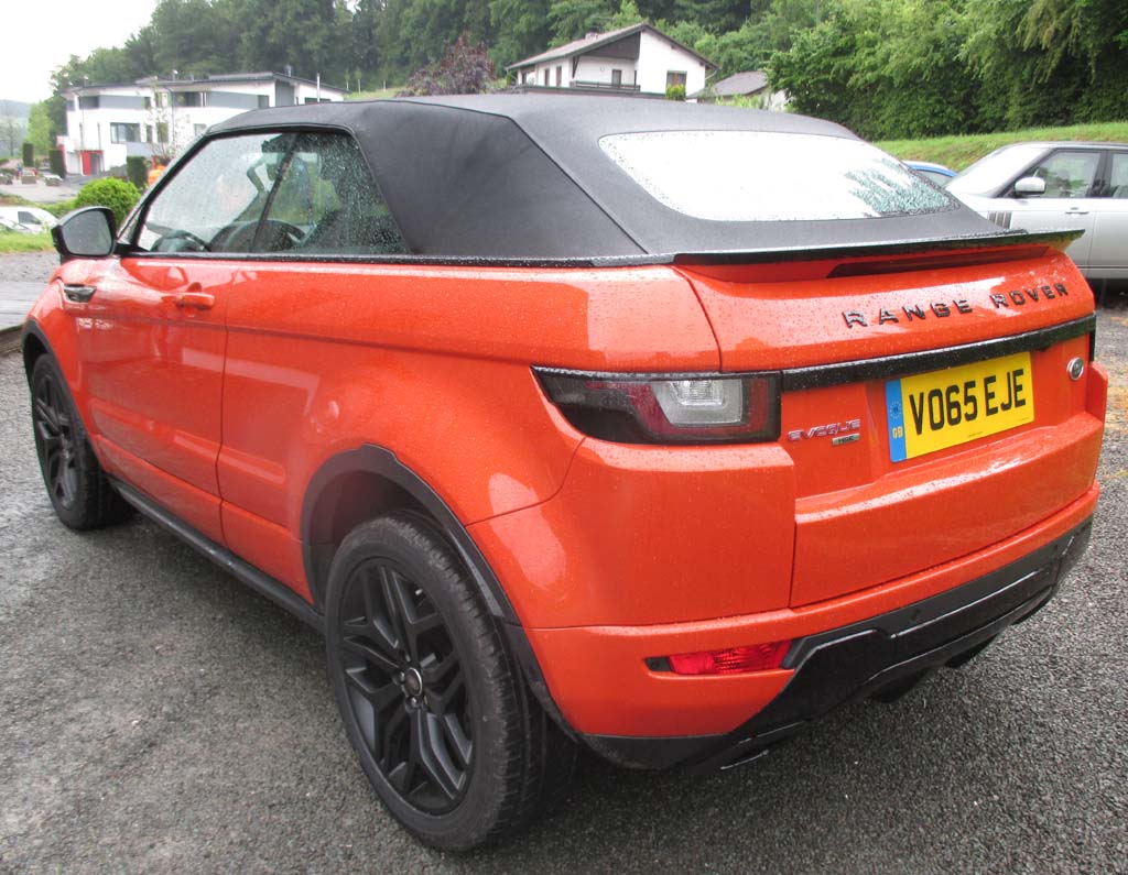 Range Rover Evoque Cabrio: Heck-/Seitenansicht bei geschlossenem Verdeck.