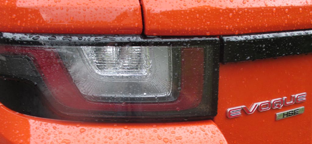 Range Rover Evoque Cabrio: Moderne Leuchteinheit hinten mit Modellschriftzug.