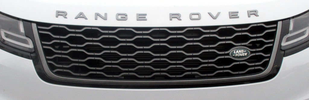 Land Rover Range Rover Velar: Blick auf den Kühlergrill mit dem Markenlogo rechts.
