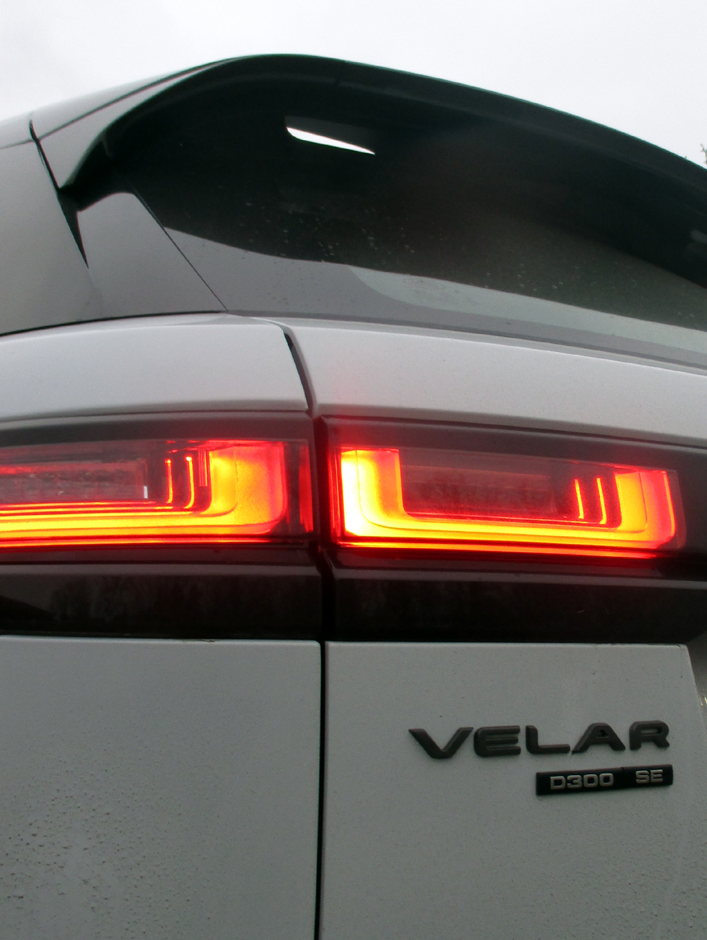 Land Rover Range Rover Velar: Moderne Leuchteinheit hinten mit Modellschriftzug.