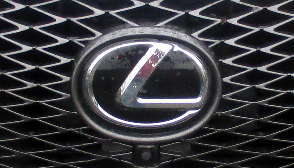 Lexus NX: Das Markenlogo sitzt vorn im Kühlergrill.